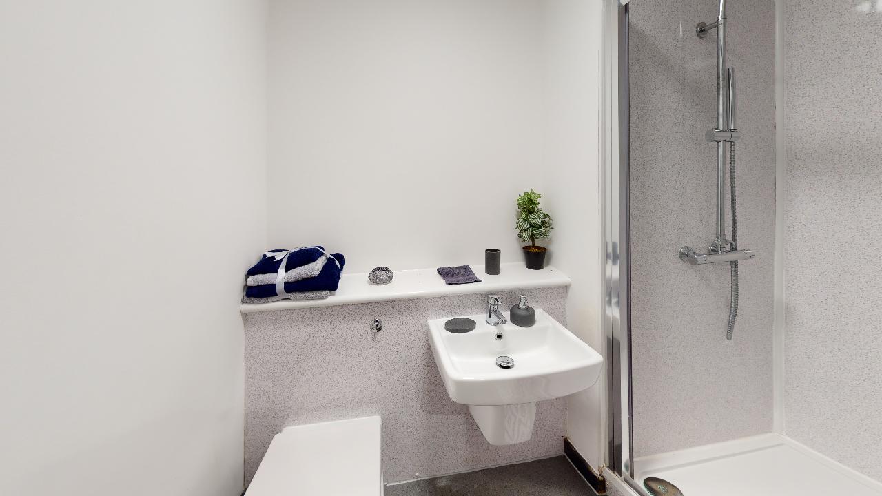 10-14-Jamaica-Street-Bathroom